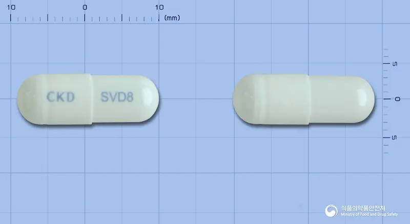 실버도신캡슐8밀리그램(실로도신)(수출용) 앞뒤 사진 (흰색 캡슐, 각인 CKD SVD8)