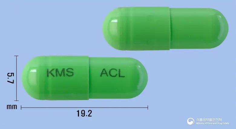 아세텔린캡슐(아세틸시스테인) 앞뒤 사진 (연두색 캡슐, 각인 KMS ACL)