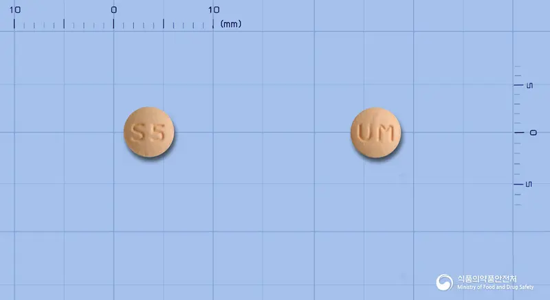 유니심바정5밀리그램(심바스타틴) 앞뒤 사진 (분홍색 원형, 각인 S5 / UM)