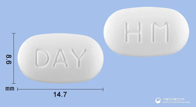 써스펜데이정 앞뒤 사진 (흰색 타원형, 각인 DAY / HM)