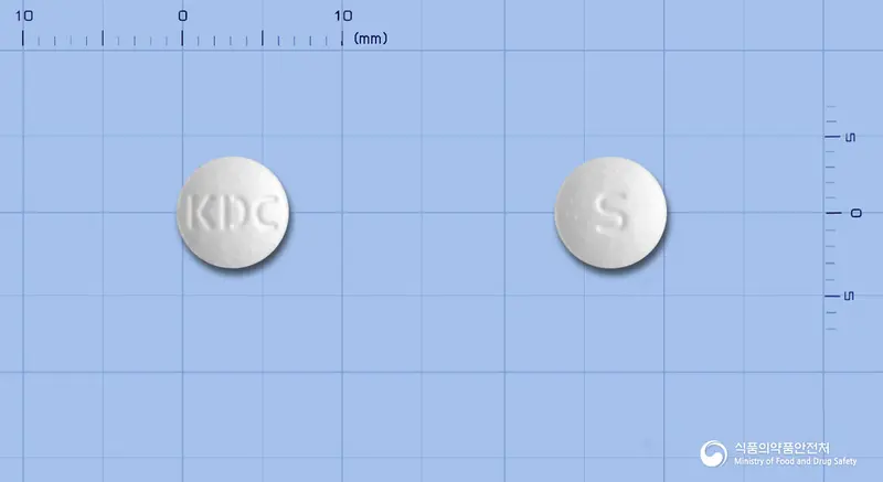 스파메드정 앞뒤 사진 (흰색 원형, 각인 KDC / S)