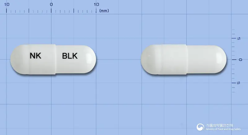 비오켄캡슐(바실루스리케니포르미스균) 앞뒤 사진 (흰색 캡슐, 각인 NK BLK)