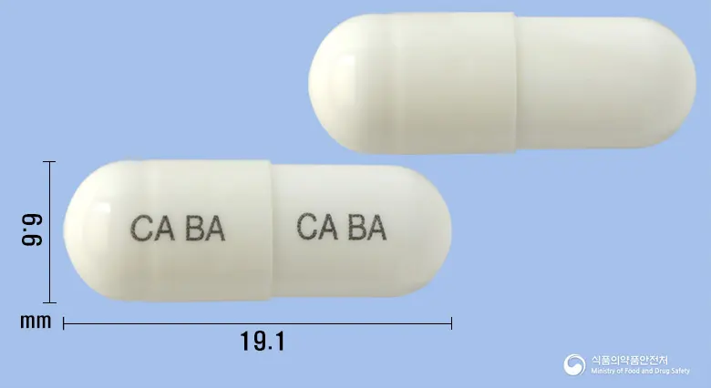 바시판포르미캡슐(바실루스리케니포르미스균) 앞뒤 사진 (흰색 캡슐, 각인 CABA CABA)