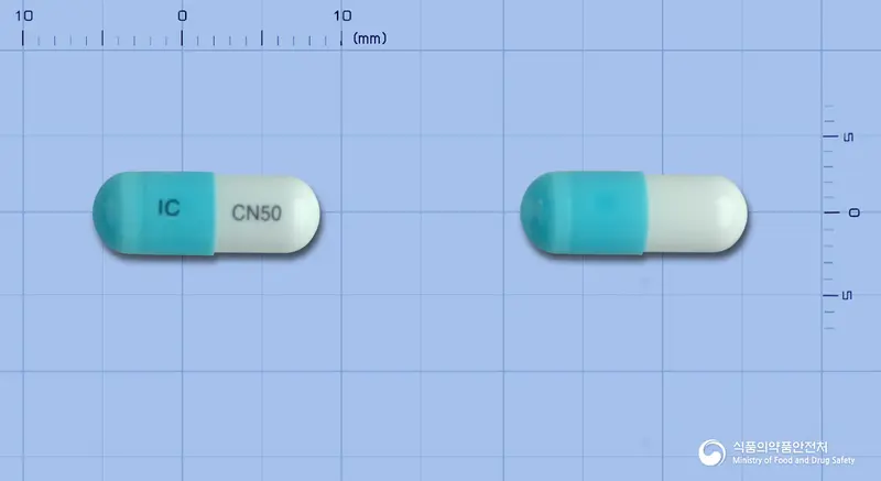 칸나졸캡슐50mg(플루코나졸) 앞뒤 사진 (파란색 캡슐, 각인 IC CN50)