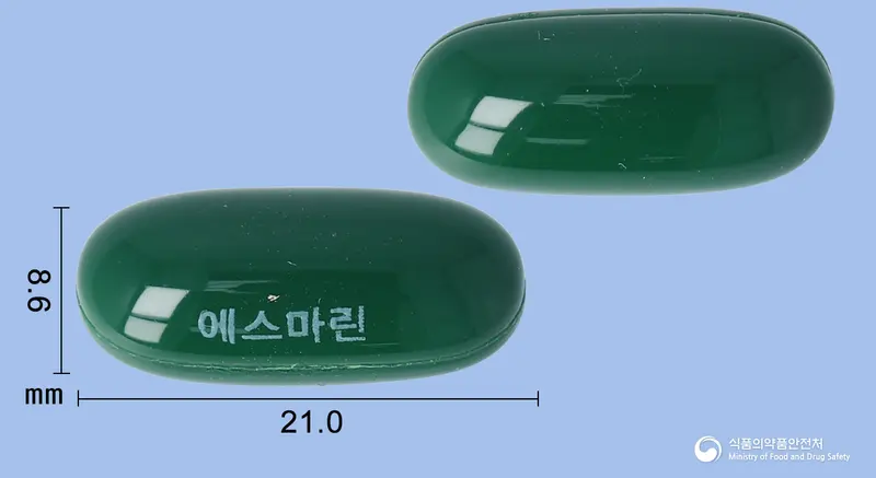 에스마린350연질캡슐(밀크시슬열매건조엑스) 앞뒤 사진 (초록색 캡슐, 각인 에스마린)