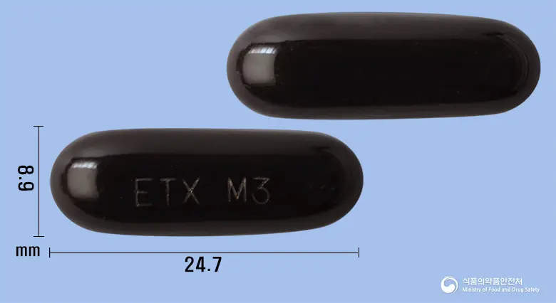 칼본디연질캡슐 앞뒤 사진 (검은색 캡슐, 각인 ETX M3)