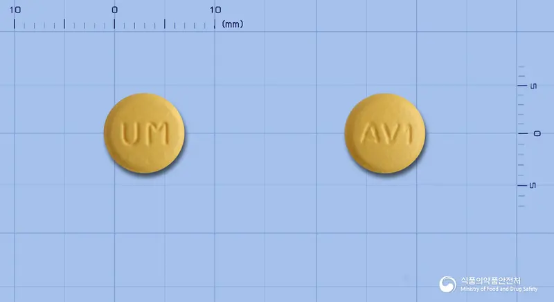 사디핀정5/80밀리그램 앞뒤 사진 (노란색 원형, 각인 UM / AV1)
