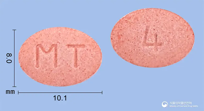 모노루카츄정4mg(몬테루카스트나트륨) 앞뒤 사진 (분홍색 타원형, 각인 MT / 4)