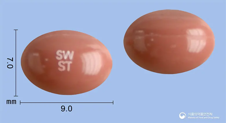 이소탐연질캡슐(이소트레티노인) 앞뒤 사진 (분홍색 캡슐, 각인 SWST)