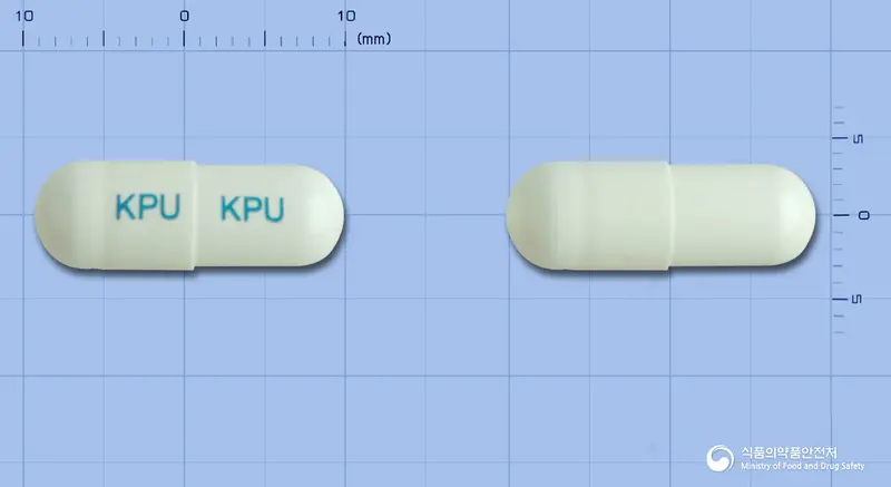가나슨캡슐 앞뒤 사진 (흰색 캡슐, 각인 KPU KPU)
