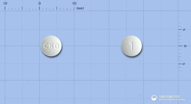타크로벨정1밀리그램(타크로리무스수화물) 앞뒤 사진 (흰색 원형, 각인 CKD / 1)