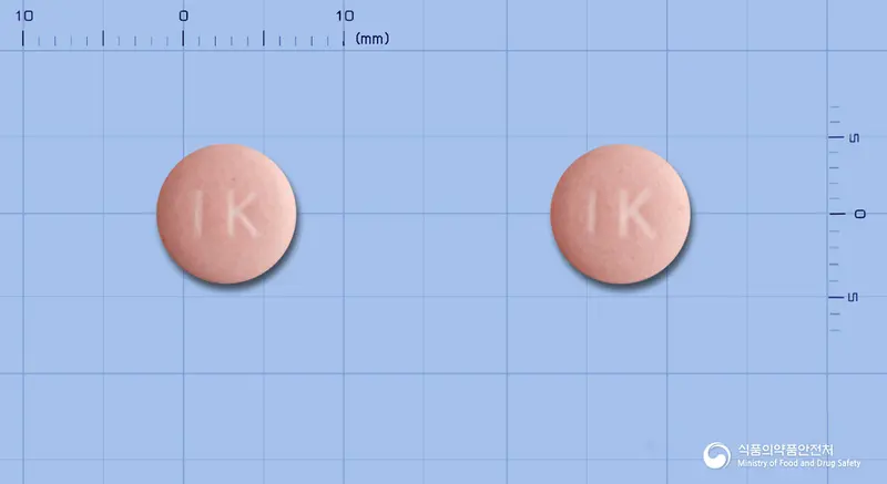 크레빅스정(클로피도그렐황산염) 앞뒤 사진 (분홍색 원형, 각인 IK / IK)