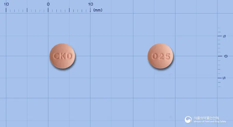 타크로벨정0.25밀리그램(타크로리무스수화물) 앞뒤 사진 (분홍색 원형, 각인 CKD / 025)