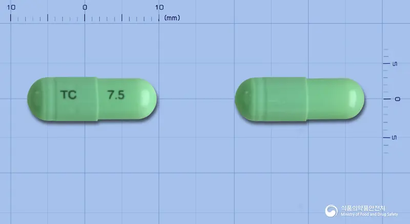 멜로빅캡슐7.5mg(멜록시캄) 앞뒤 사진 (연두색 캡슐, 각인 TC 7.5)