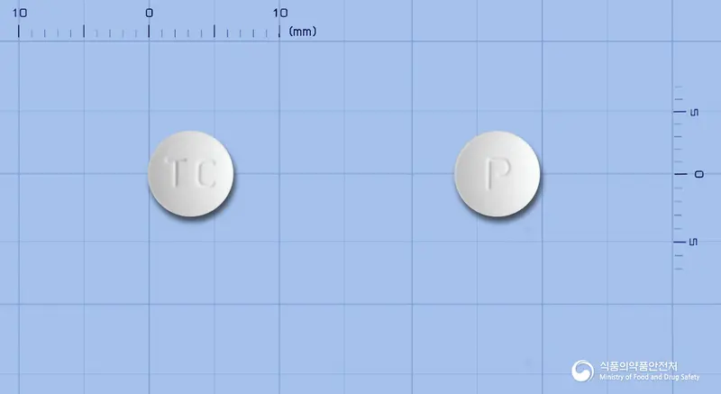 리프로텐정(리마프로스트알파덱스) 앞뒤 사진 (흰색 원형, 각인 TC / P)