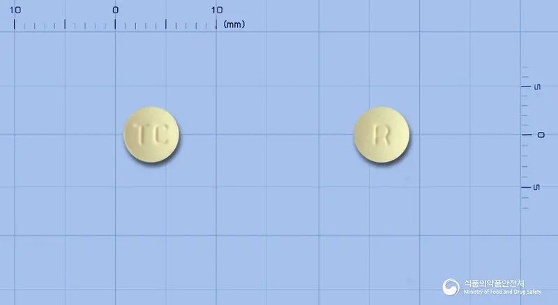 로바이드정5mg(로수바스타틴칼슘) 앞뒤 사진 (노란색 원형, 각인 TC / R)