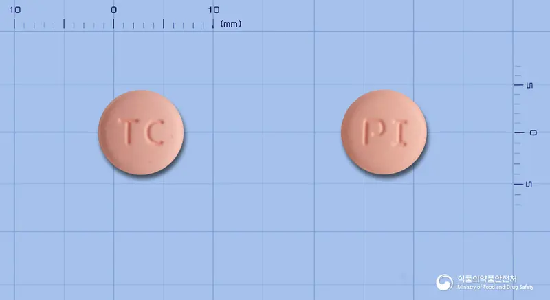 클로첸스정(클로피도그렐황산염) 앞뒤 사진 (분홍색 원형, 각인 TC / PI)
