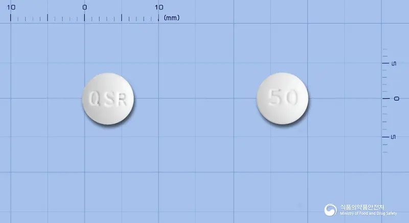 쿠에티서방정50밀리그램(쿠에티아핀푸마르산염) 앞뒤 사진 (흰색 원형, 각인 Q SR / 50)