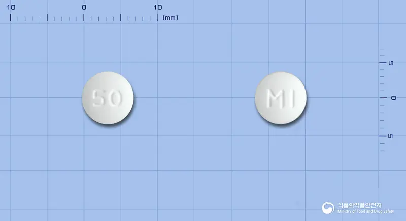 큐로켈서방정50밀리그램(쿠에티아핀푸마르산염) 앞뒤 사진 (흰색 원형, 각인 50 / MI)