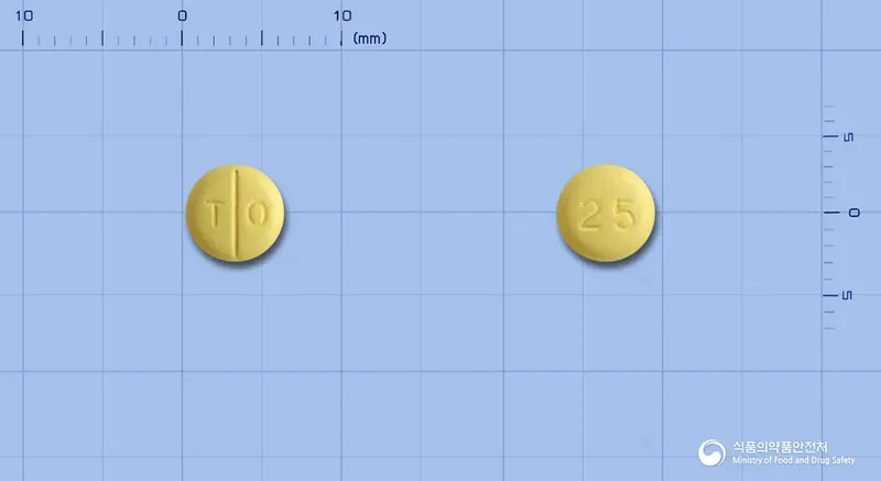 토피칸정25밀리그람(토피라메이트) 앞뒤 사진 (노란색 원형, 각인 T O / 25)
