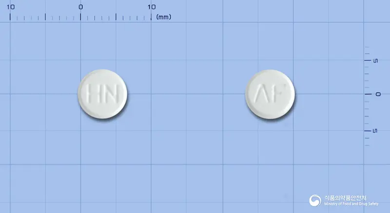 헵세비르정10밀리그램(아데포비어디피복실) 앞뒤 사진 (흰색 원형, 각인 HN / ΛF)
