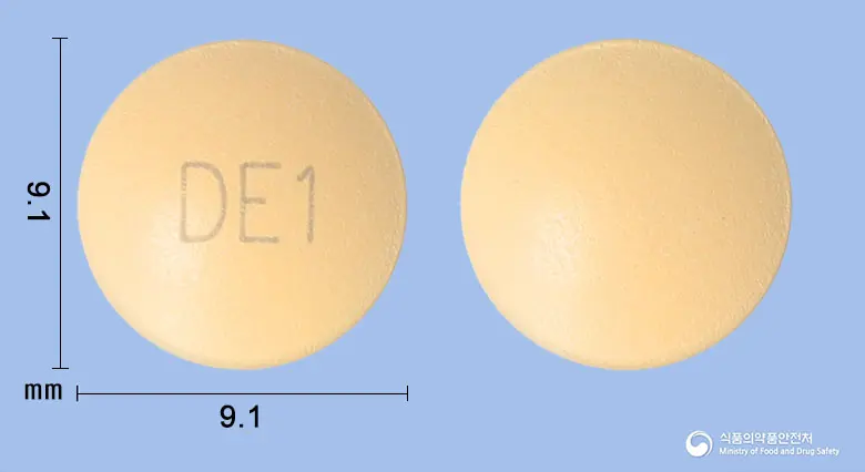 도네원정10mg(도네페질염산염수화물) 앞뒤 사진 (주황색 원형, 각인 DE1)