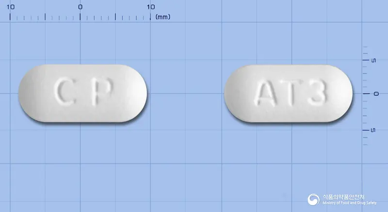 아크렌틴정625mg(아목시실린-클라불란산칼륨(4:1)) 앞뒤 사진 (흰색 장방형, 각인 CP / AT3)