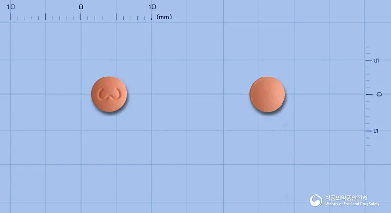 세로아핀정25mg(쿠에티아핀푸마르산염) 앞뒤 사진 (분홍색 원형)