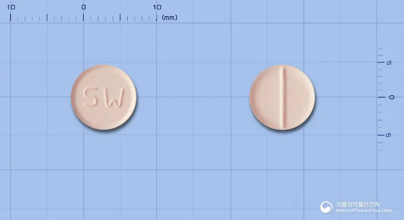 바리타제정(스트렙토키나제·스트렙토도르나제) 앞뒤 사진 (분홍색 원형, 각인 SW)