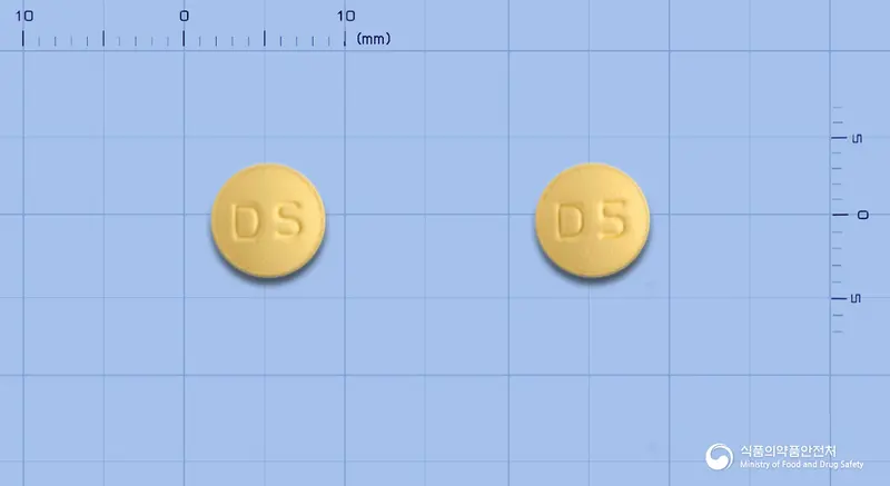 디멘솔정5밀리그램(도네페질염산염일수화물) 앞뒤 사진 (노란색 원형, 각인 DS / D5)