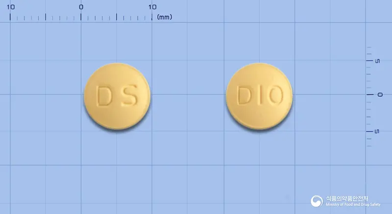 디멘솔정10밀리그램(도네페질염산염일수화물) 앞뒤 사진 (노란색 원형, 각인 DS / D10)