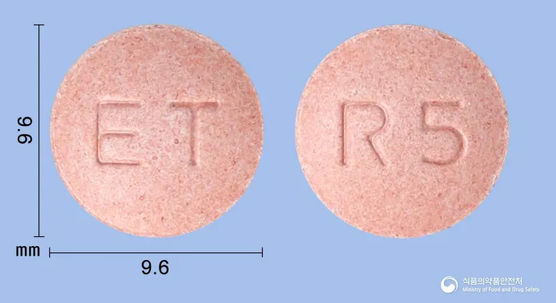 테라카스츄정5mg(몬테루카스트나트륨) 앞뒤 사진 (분홍색 원형, 각인 ET / R5)