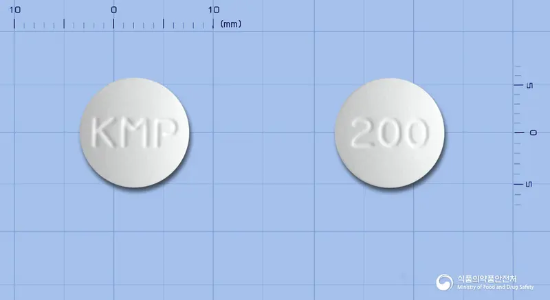 피엠에스쿠에티아핀정200mg(쿠에티아핀푸마르산염) 앞뒤 사진 (흰색 원형, 각인 KMP / 200)