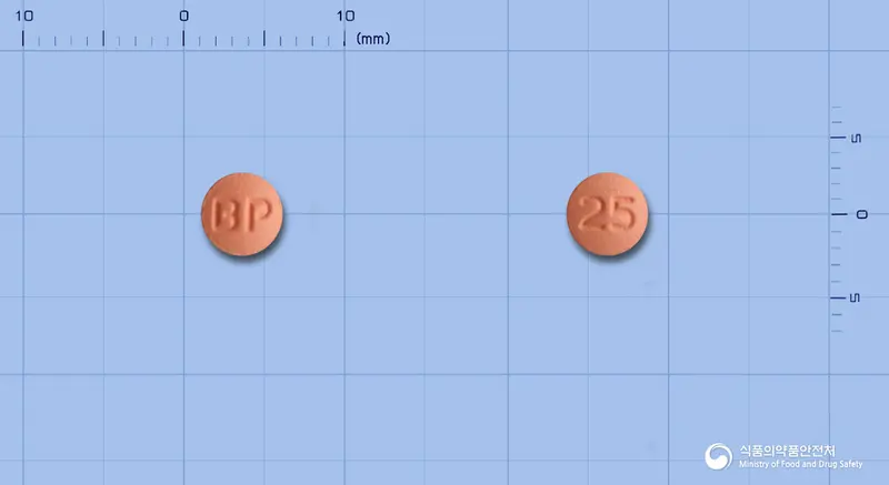 피엠에스쿠에티아핀정25mg(쿠에티아핀푸마르산염) 앞뒤 사진 (분홍색 원형, 각인 BP / 25)