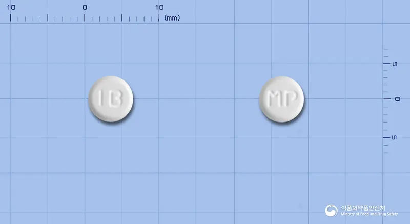 메틸피디정(메틸프레드니솔론) 앞뒤 사진 (흰색 원형, 각인 MP)