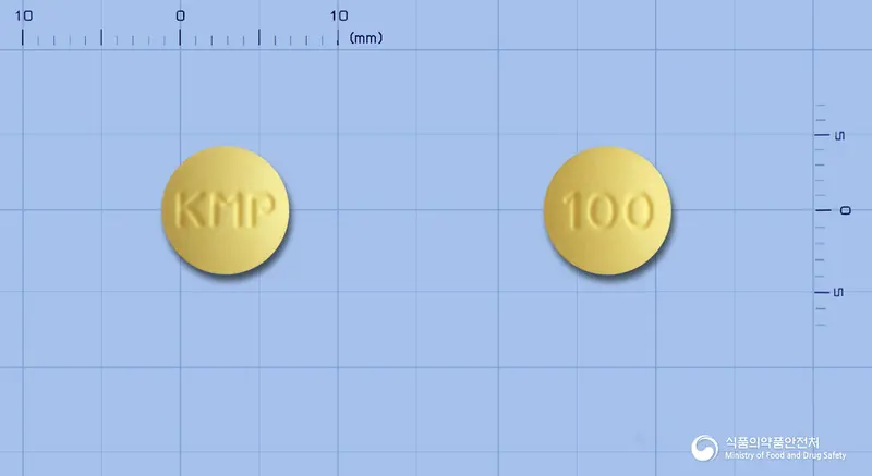 피엠에스쿠에티아핀정100mg(쿠에티아핀푸마르산염) 앞뒤 사진 (노란색 원형, 각인 KMP / 100)