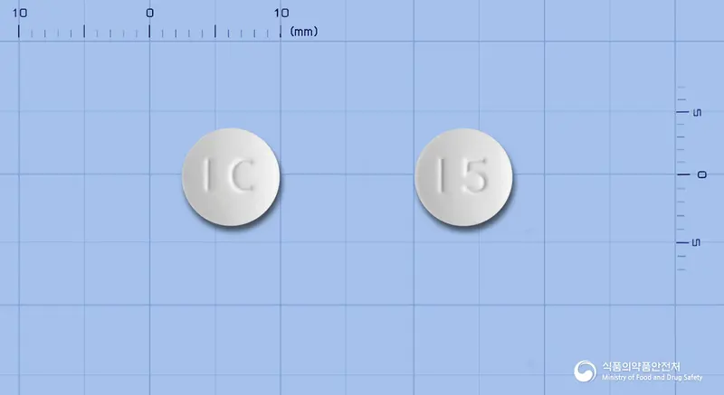 액스타존정(피오글리타존염산염) 앞뒤 사진 (흰색 원형, 각인 IC / 15)