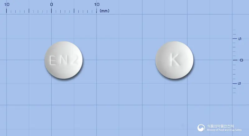 칼레인정(칼리디노게나제) 앞뒤 사진 (흰색 원형, 각인 EN2 / K)