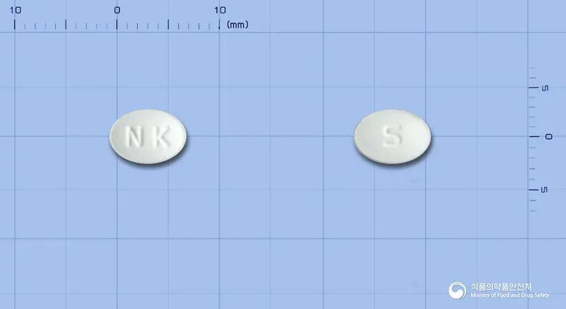 메디손정4mg(메틸프레드니솔론) 앞뒤 사진 (흰색 타원형, 각인 NK / S)