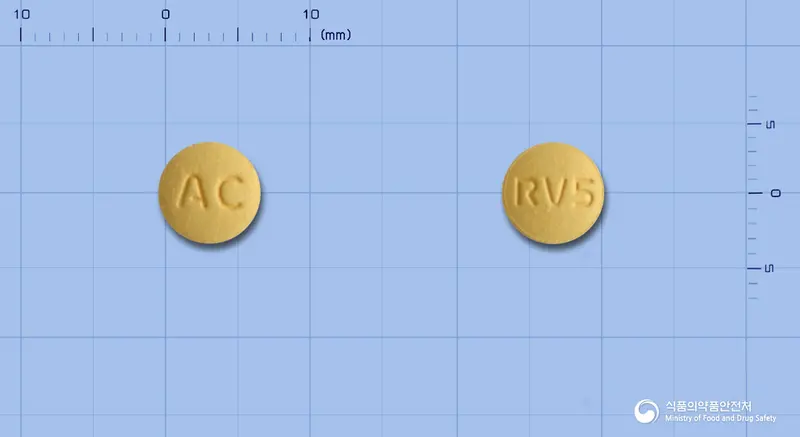 크레스정5밀리그램(로수바스타틴칼슘) 앞뒤 사진 (주황색 원형, 각인 AC / RV5)