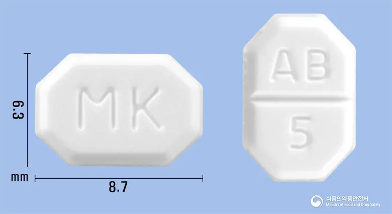 메디핀정(암로디핀베실산염) 앞뒤 사진 (흰색 팔각형, 각인 MK / AB 5)