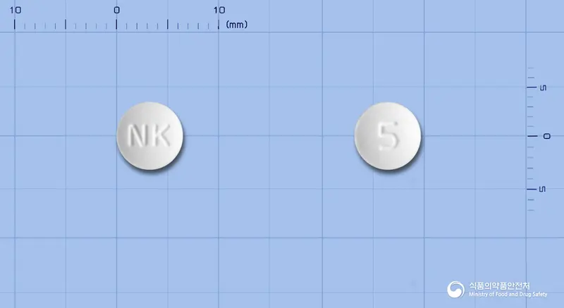 오마프론정(리마프로스트알파덱스) 앞뒤 사진 (흰색 원형, 각인 NK / 5)