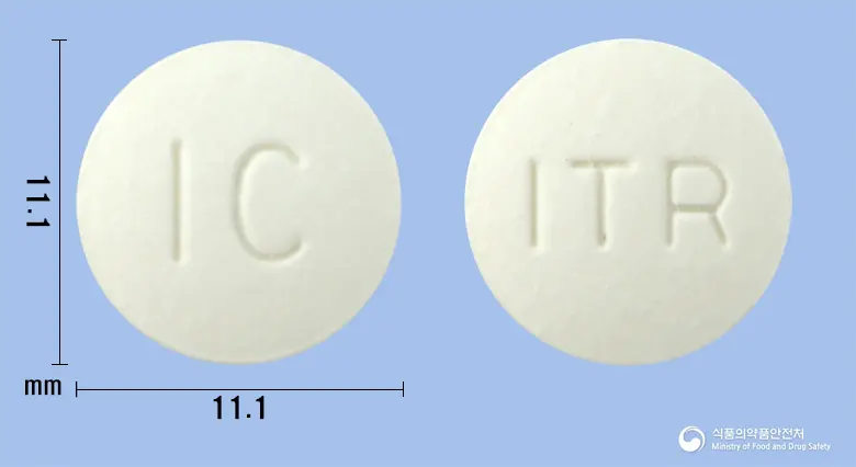 스포라진정(이트라코나졸고체분산체) 앞뒤 사진 (흰색 원형, 각인 IC / ITR)