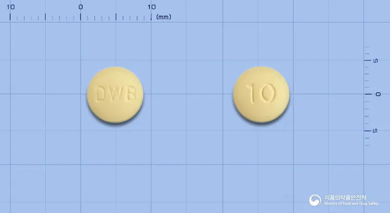베아셉트정10밀리그램(도네페질염산염수화물) 앞뒤 사진 (노란색 원형, 각인 DWB / 10)