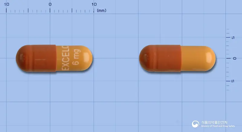 엑셀씨캡슐6밀리그램(리바스티그민타르타르산염) 앞뒤 사진 (갈색 캡슐, 각인 EXCELC 6mg)