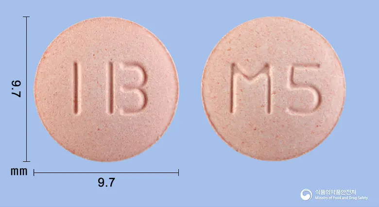 몬테포스츄정5mg(몬테루카스트나트륨) 앞뒤 사진 (분홍색 원형, 각인 M5)
