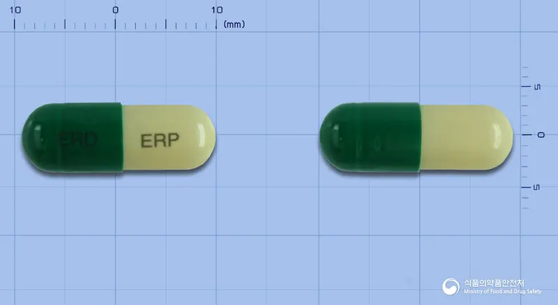 에르펜캡슐(에르도스테인) 앞뒤 사진 (초록색 캡슐, 각인 ERD ERP)