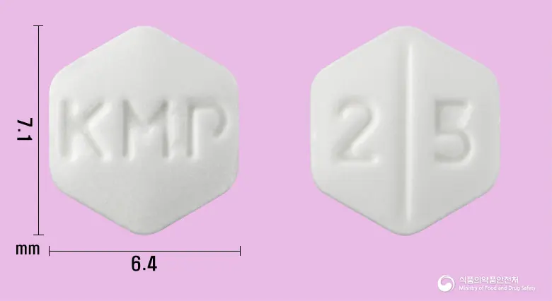 레피온정(디에틸프로피온염산염) 앞뒤 사진 (흰색 육각형, 각인 KMP / 2 5)
