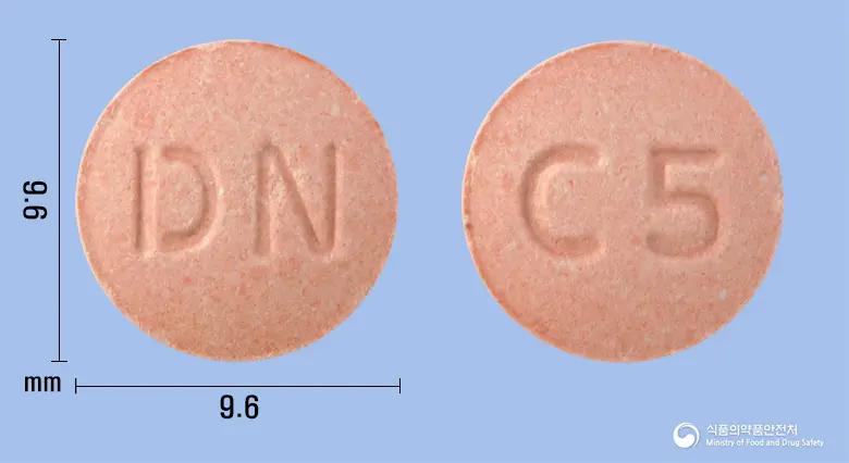 몬테스트츄정5mg(몬테루카스트나트륨) 앞뒤 사진 (분홍색 원형, 각인 DN / C5)