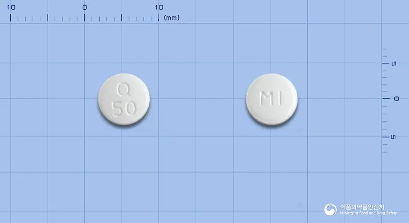 큐로켈정50밀리그램(쿠에티아핀푸마르산염) 앞뒤 사진 (흰색 원형, 각인 Q50 / MI)